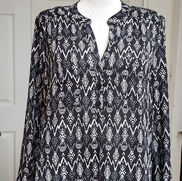 Forever 21 Black V - Neck Long Sleeve Button Round Hem Women's Shirts Size L - Picture 1 of 4